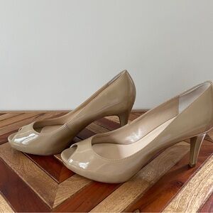 Tahari Regal Patent Leather Peep Toe Heels Nude Sz 8.5